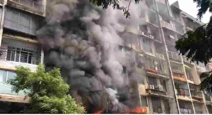 Mumbai Fire : कांदिवलीत ९ मजली इमारतीला भीषण आग