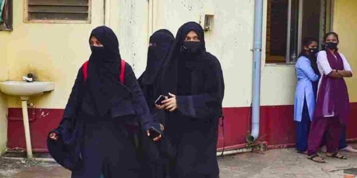 Hijab In Examinations : परीक्षेत हिजाब घालण्याची परवानगी देणार; कर्नाटकमध्ये पुन्हा काय झाले ?