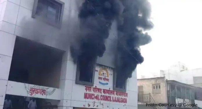Maratha Reservation : बीडमध्ये मराठा आंदोलक आक्रमक; माजलगाव नगरपरिषदेला लावली आग