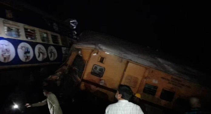 Railway Accident : आंध्रप्रदेशातील विजयनगरम येथे दोन पॅसेंजर ट्रेनची टक्कर; एकाचा मृत्यू , 10 जण जखमी