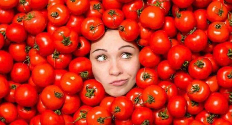 Tomato : टोमॅटोपासून बनवलेल्या ‘या’ स्क्रबच्या वापराने त्वचा होईल मऊ आणि चमकदार