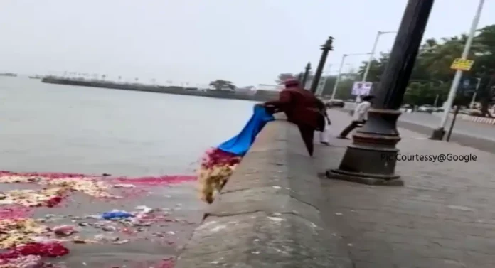 Gateway of India Viral Video : समुद्रात कचरा टाकणाऱ्याला पोलिसांनी घडवली अद्दल, 'इतक्या' रुपयांचा आकारला दंड