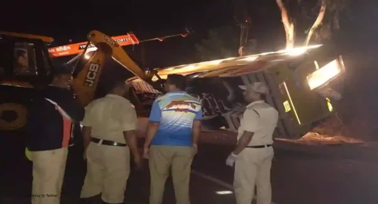 Kolhapur Bus Accident : खासगी बस उलटून भीषण अपघात; एकाच कुटुंबातील तिघांचा मृत्यू