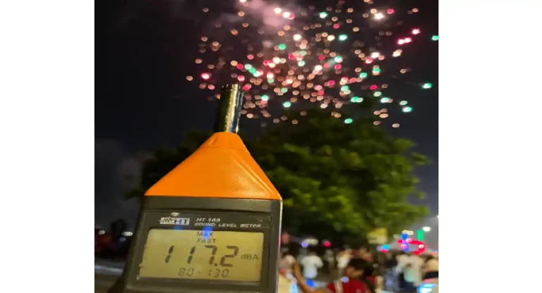 Diwali Firecrackers : रात्री दहा नंतरही मुंबईत फटाके फोडले, मरीन ड्राईव्ह, शिवाजी पार्कमध्ये उशिरापर्यंत आवाजाने गाठली ‘इतक्या’ डेसिबल पर्यंत पातळी