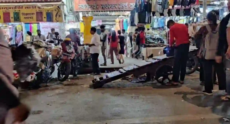 Dadar Savarkar Market: दादरच्या स्वातंत्र्यवीर सावरकर मंडईचे प्रवेशद्वार फेरीवाल्यांनी अडवले