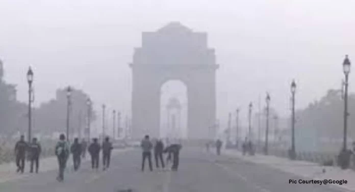 Delhi Winter : कडाक्याची थंडी... भूकंपाचे धक्के.... धुकेच धुके आणि वाढते प्रदूषण; दिल्लीकरांच्या काळजीत वाढ