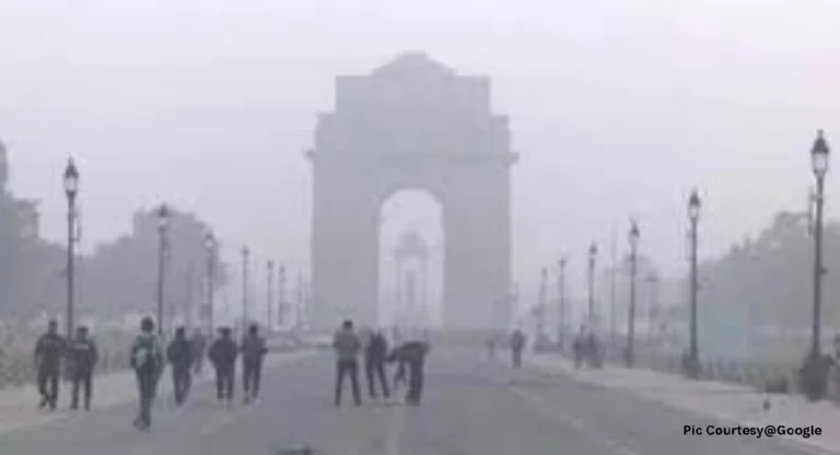 Delhi Winter : राजधानी गारठली… दिवसभर धुक्याची चादर