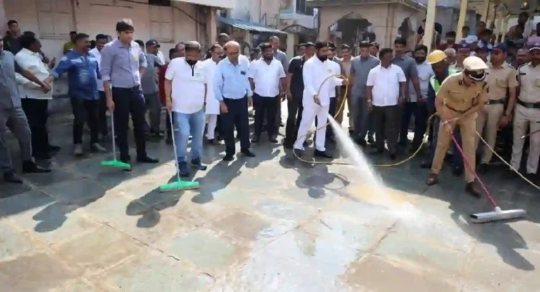 CM Eknath Shinde : पंतप्रधानांच्या मंदिर स्वच्छतेनंतर मुख्यमंत्र्यांनी केली ‘या’ मंदिराची स्वच्छता
