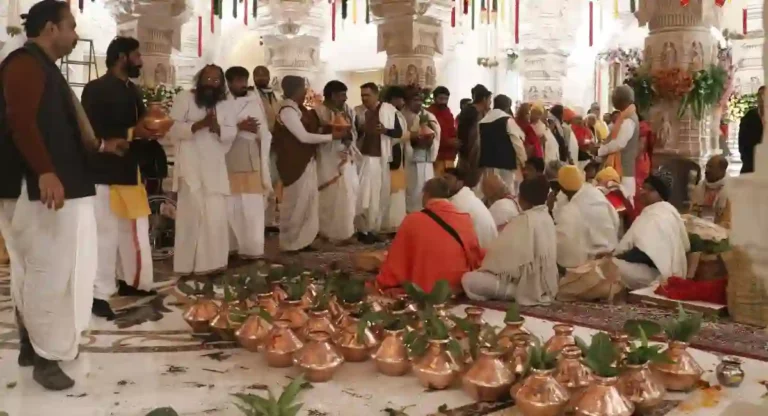 Ayodhya Ram Mandir : रामलल्ला प्राणप्रतिष्ठापनेचे मुख्य पुजारी आहेत सोलापूरचे; छत्रपती शिवाजी महाराजांशी आहे असे कनेक्शन