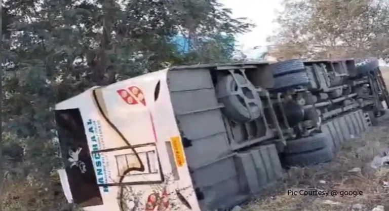 Accident : पश्चिम बंगालमधील ५५ प्रवाशांना घेऊन जाणारी बस नाशिकमधील घाटात उलटली; २३ प्रवासी गंभीर