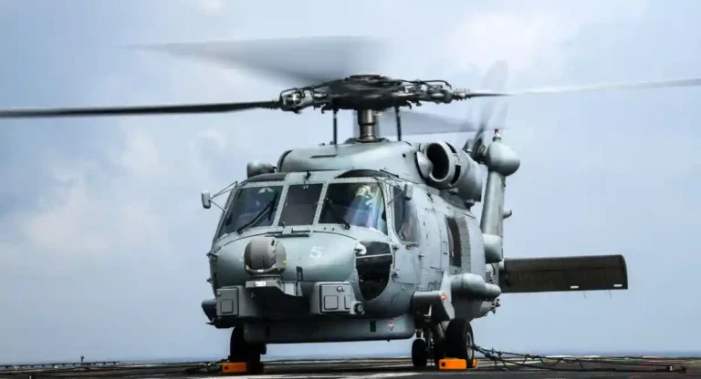 Marine Version of Blackhawk Helicopter : एमएच 60 आर ‘सीहॉक्स’ हेलिकॉप्टर्स, भारतीय नौदलात आयएनएएस 334 पथक म्हणून दाखल होणार
