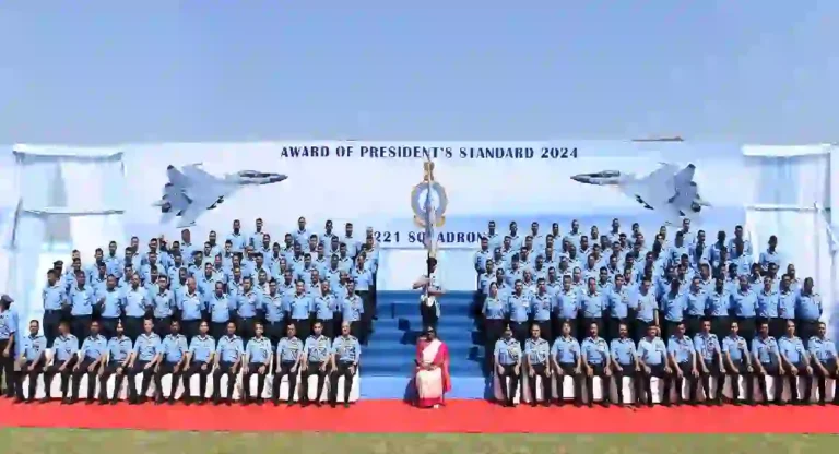 President of India : राष्ट्रपतींनी वायुदलाला प्रेसिडेन्ट्स स्टँडर्ड आणि प्रेसिडेन्ट्स कलर्स हे सन्मान ध्वज केले प्रदान