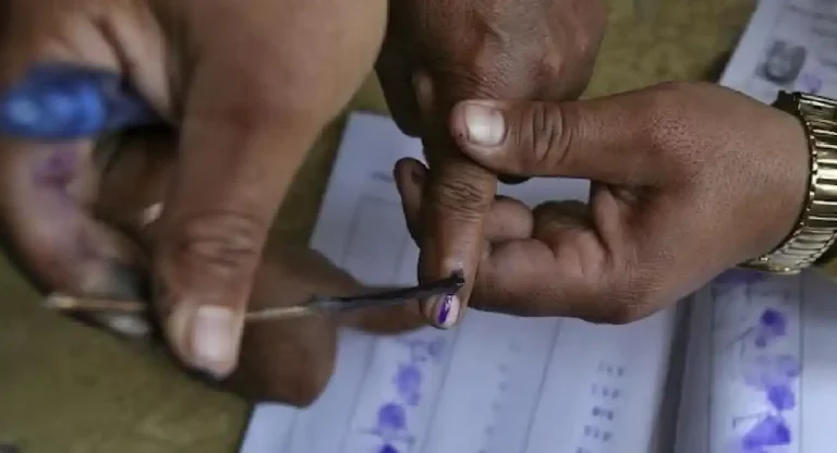 Manipur Lok Sabha Elections : मणिपूरमध्ये मतदानाला गालबोट;  गोळीबारात 3 जखमी, EVM तोडले