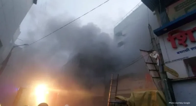 PUNE: भोरी आळीमध्ये पहाटे ३ मजली इमारतीला भीषण आग, अग्निशमन दलाचे ६ बंब घटनास्थळी दाखल